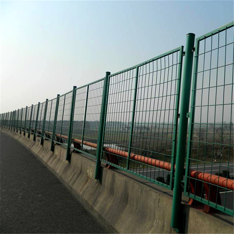 鐵絲網(wǎng)護欄圖片3 鐵絲網(wǎng)護欄圖片3